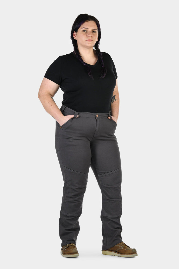 Jamie, 5'5, is wearing 16/32. 